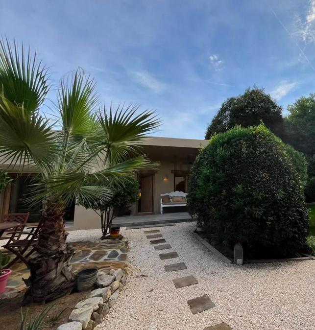 Semesterbostad Stylish & Idyllic With Private Garden 5 Min Walking From South In Gava Mar